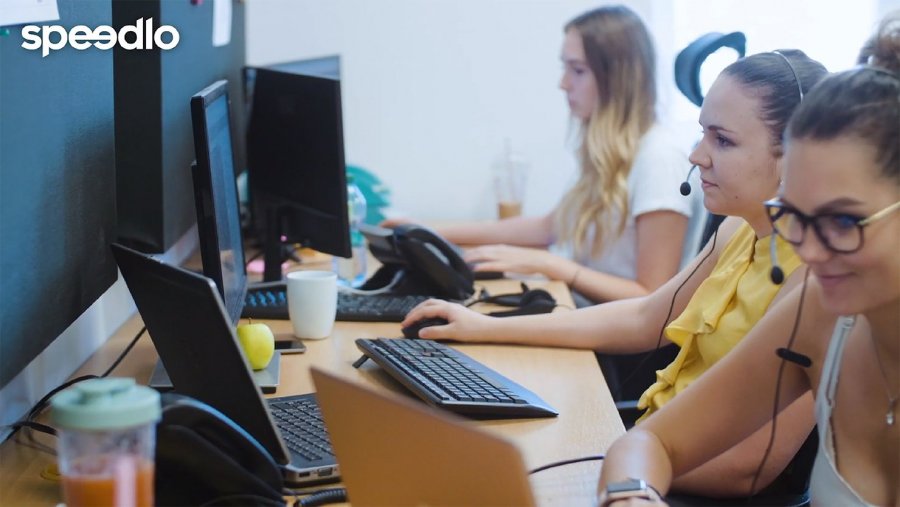 call centrum, kde jsou tři ženy, které komunikují se zákazníky