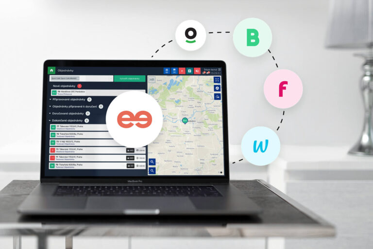 notebook se speedlo administrací, kolem notebooku jsou ikony známých objednávkových platforem jako foodora, wolt, bolt a dotykačka