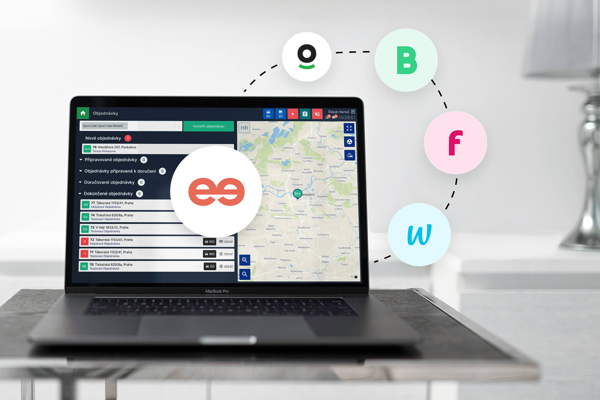 notebook se speedlo administrací, kolem notebooku jsou ikony známých objednávkových platforem jako foodora, wolt, bolt a dotykačka