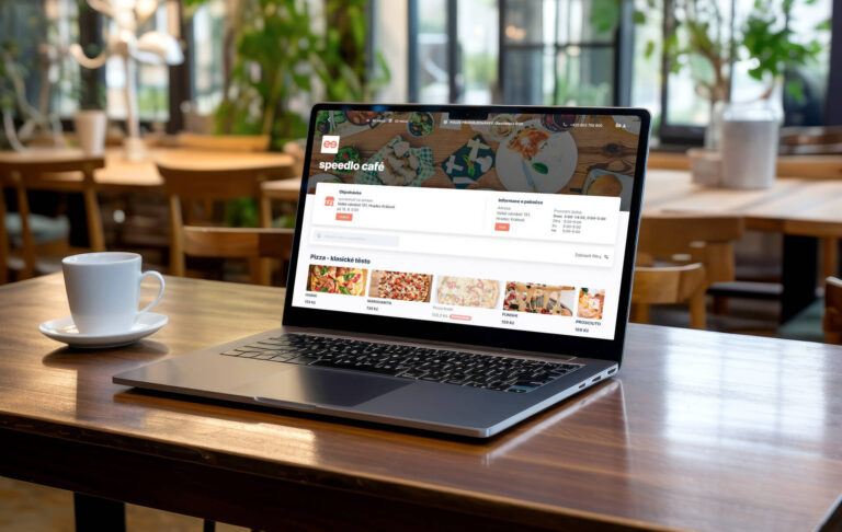 notebook s otevřeným prohlížečem a e-shopem na objednání jídla online