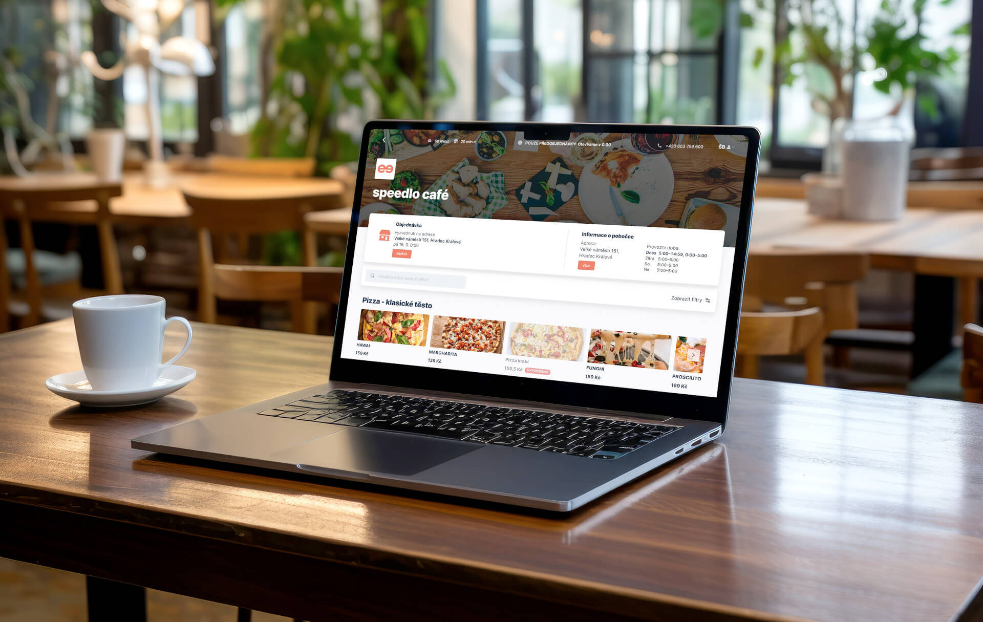 notebook s otevřeným prohlížečem a e-shopem na objednání jídla online